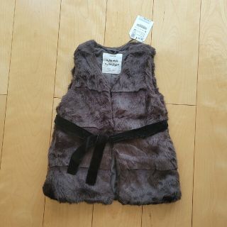 ザラキッズ(ZARA KIDS)の【ZARA　girls】フェイクファーベスト/ジレ(110cm)　タグ付新品(ジャケット/上着)