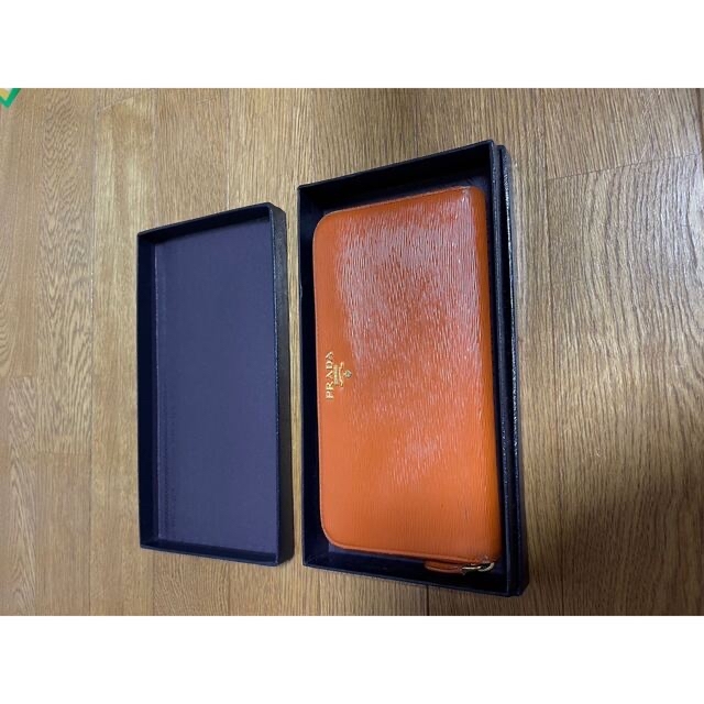 PRADA(プラダ)のプラダ 長財布 財布 ラウンドファスナー レディース オレンジ ゴールド 中古 レディースのファッション小物(財布)の商品写真