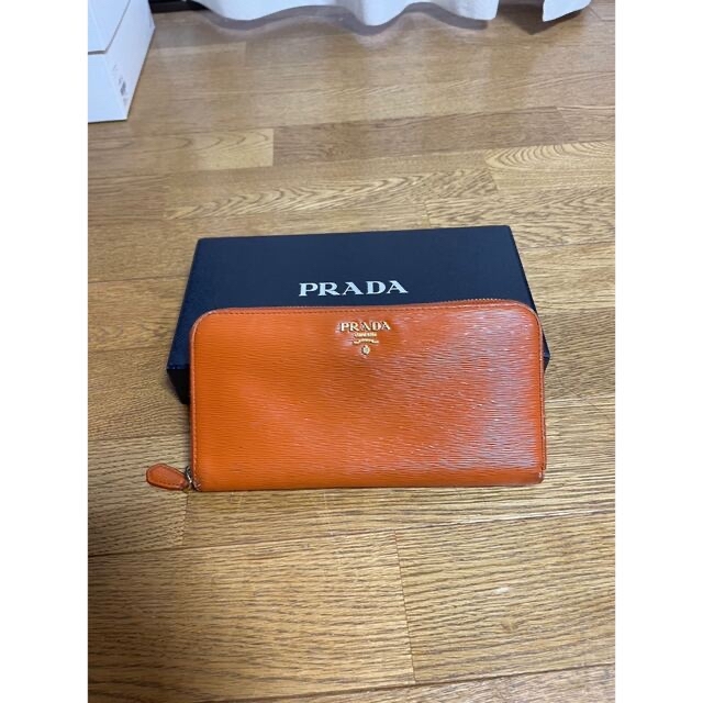 PRADA(プラダ)のプラダ 長財布 財布 ラウンドファスナー レディース オレンジ ゴールド 中古 レディースのファッション小物(財布)の商品写真