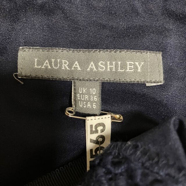 LAURA ASHLEY(ローラアシュレイ)のローラアシュレイ　レーススカート　紺色　美品 レディースのスカート(ひざ丈スカート)の商品写真