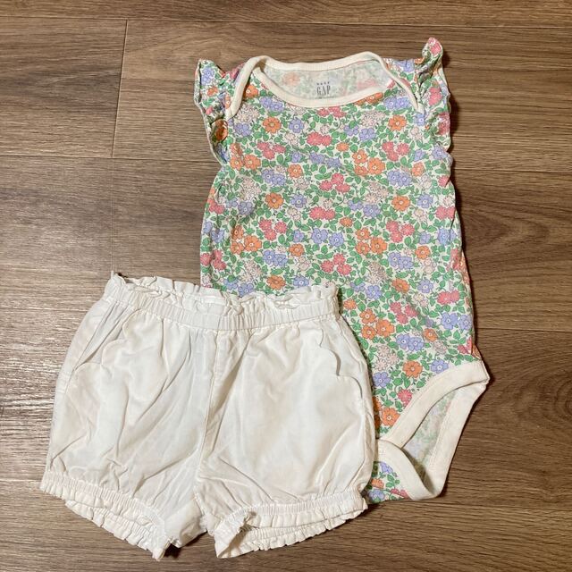 babyGAP(ベビーギャップ)のbaby GAP　ロンパース　ショートパンツ　セット キッズ/ベビー/マタニティのベビー服(~85cm)(ロンパース)の商品写真