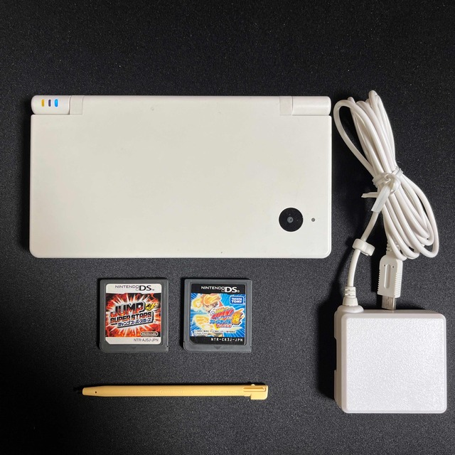 ニンテンドーDS(ニンテンドーDS)のDSi ホワイトとソフト２本のセット エンタメ/ホビーのゲームソフト/ゲーム機本体(携帯用ゲーム機本体)の商品写真