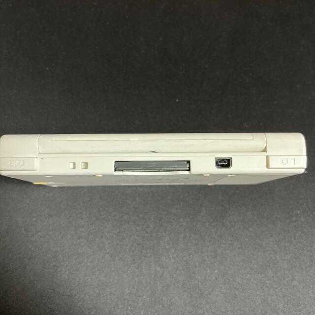 ニンテンドーDS(ニンテンドーDS)のDSi ホワイトとソフト２本のセット エンタメ/ホビーのゲームソフト/ゲーム機本体(携帯用ゲーム機本体)の商品写真