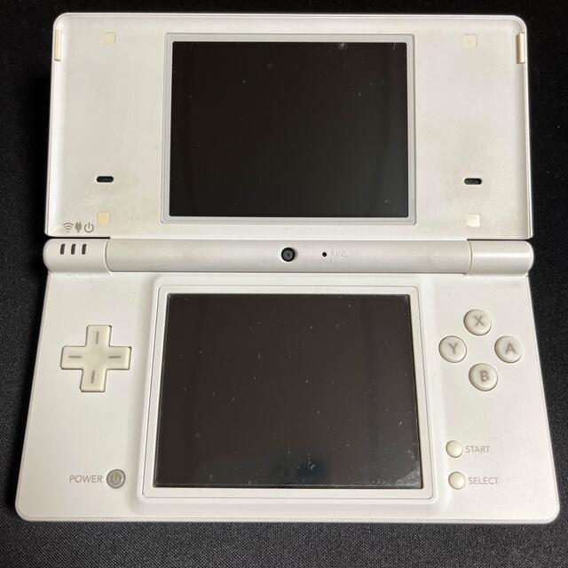 ニンテンドーDS(ニンテンドーDS)のDSi ホワイトとソフト２本のセット エンタメ/ホビーのゲームソフト/ゲーム機本体(携帯用ゲーム機本体)の商品写真