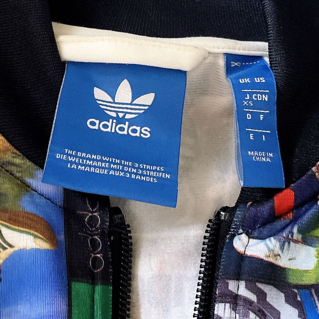 adidas(アディダス)のアディダス 土屋太鳳 カタログ柄 ロゴづくし ジャージ パーカー TTP メンズのトップス(ジャージ)の商品写真