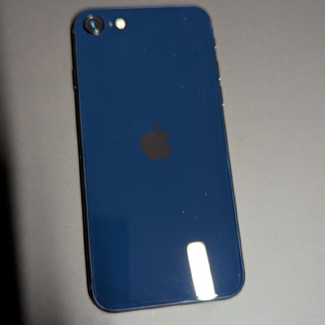 アップル iPhoneSE 第3世代 128GB ミッドナイト au スマホ/家電/カメラのスマートフォン/携帯電話(スマートフォン本体)の商品写真