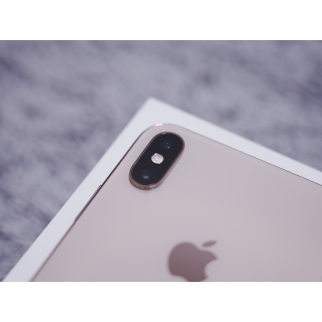 iPhone(アイフォーン)のiPhone Xs Max Gold 256 GB au SIMロック解除済み スマホ/家電/カメラのスマートフォン/携帯電話(スマートフォン本体)の商品写真