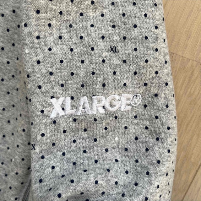 XLARGE(エクストララージ)のエクストララージ　ドット柄　ワンポイント刺繍ロゴ　肉厚フーディー　グレー　Ｌ メンズのトップス(パーカー)の商品写真