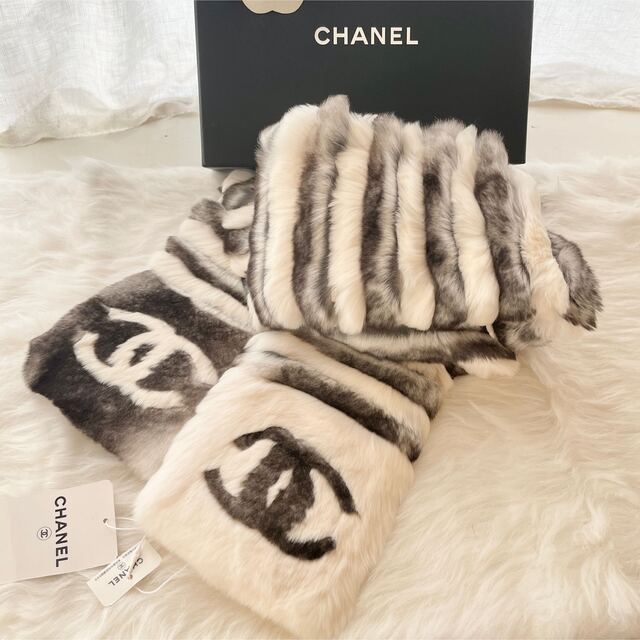 CHANEL(シャネル)の【新品未使用】CHANEL オリラグ ファー マフラー ホワイト グレー レディースのファッション小物(マフラー/ショール)の商品写真