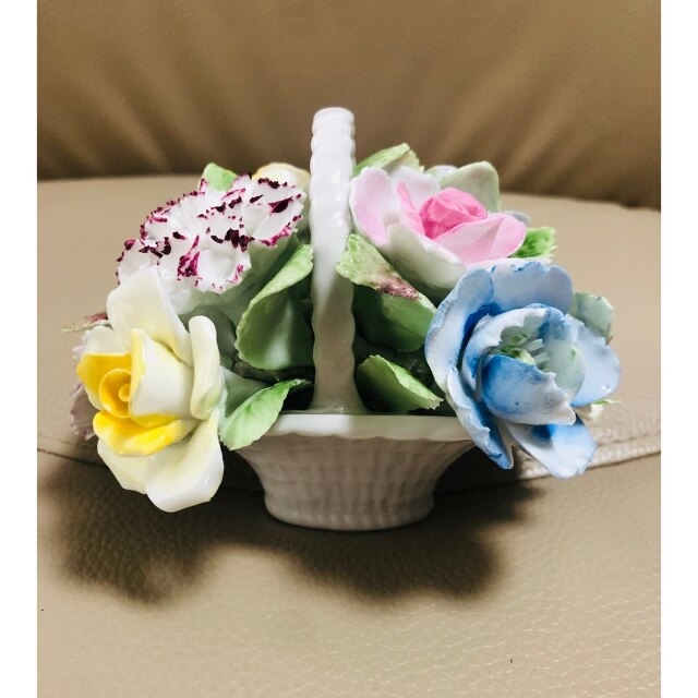 Royal Doulton(ロイヤルドルトン)のロイヤルドルトン  陶花　豪華です！高さ9cm x 幅11cm インテリア/住まい/日用品のインテリア小物(置物)の商品写真