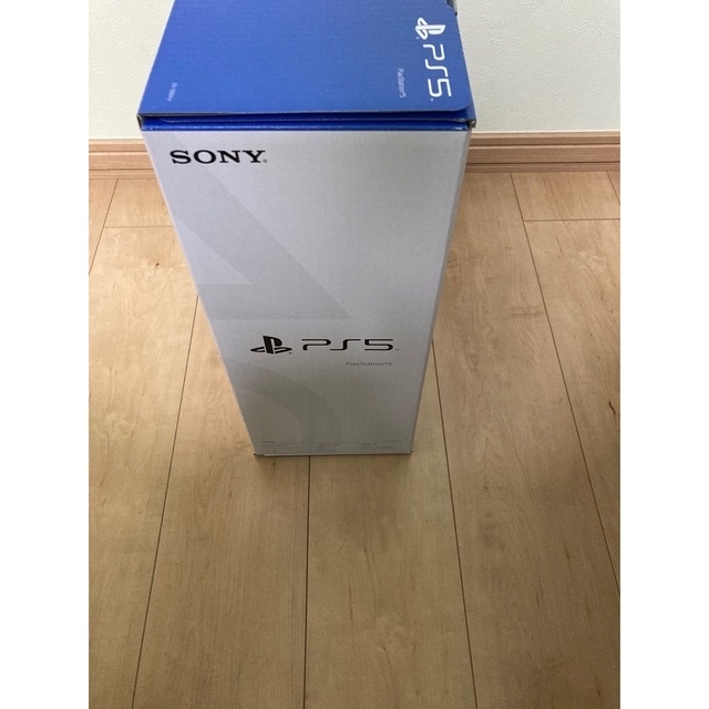 PlayStation(プレイステーション)のPS5 本体 最新型 現行品 CFI-1200A01 エンタメ/ホビーのゲームソフト/ゲーム機本体(家庭用ゲーム機本体)の商品写真