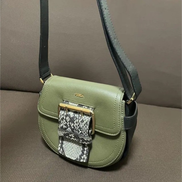 Furla(フルラ)のFURLA/レア/ショルダーバッグ/パイソン/ヘビ/蛇/カーキ/オリーブ/希少品 レディースのバッグ(ショルダーバッグ)の商品写真