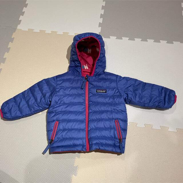 patagonia(パタゴニア)のパタゴニア　ベビーリバーシブルダウンセーターフーディー 12-18M キッズ/ベビー/マタニティのベビー服(~85cm)(ジャケット/コート)の商品写真