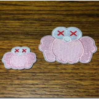 KAWS　BFF コンパニオン　ピンク　大小2枚セット　刺繍　アイロン　ワッペン(各種パーツ)