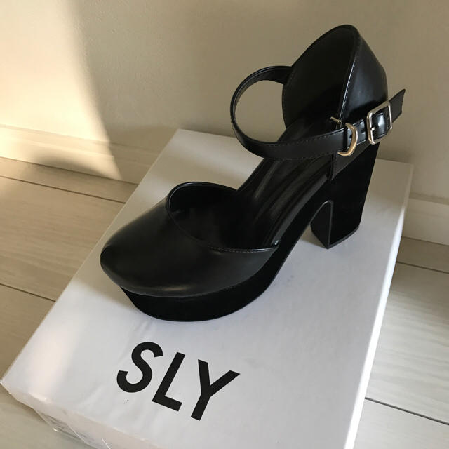 SLY(スライ)の【りこ様専用】★新品★SLY ラウンドヒールパンプス レディースの靴/シューズ(ハイヒール/パンプス)の商品写真