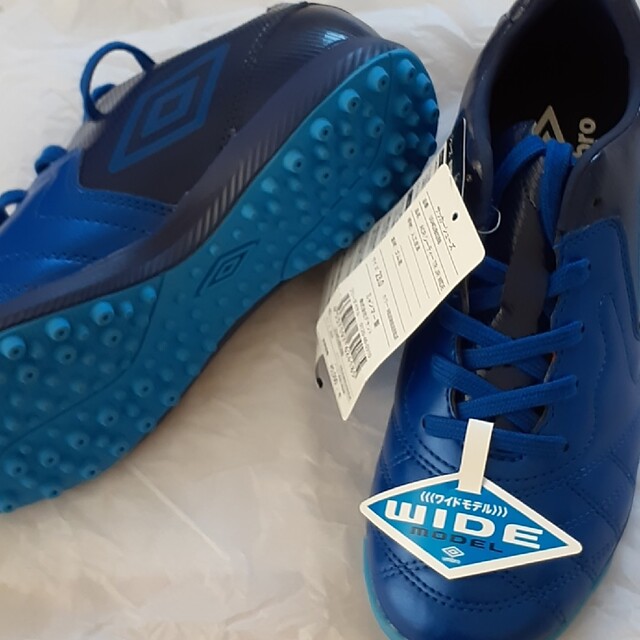 新品★23.0半額 umbro  サッカー トレシュー スパイク チケットのスポーツ(サッカー)の商品写真