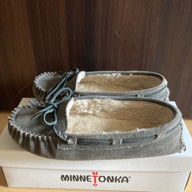 Minnetonka(ミネトンカ)の箱なし　ミネトンカ　モカシン　グレー レディースの靴/シューズ(スリッポン/モカシン)の商品写真