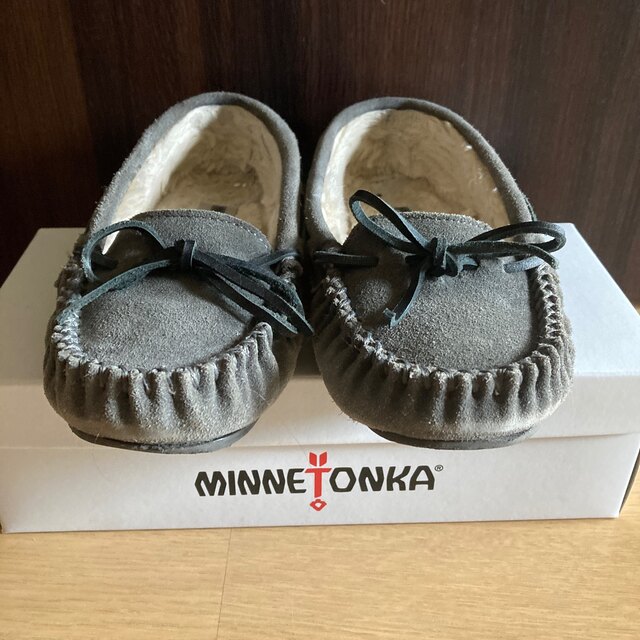 Minnetonka(ミネトンカ)の箱なし　ミネトンカ　モカシン　グレー レディースの靴/シューズ(スリッポン/モカシン)の商品写真