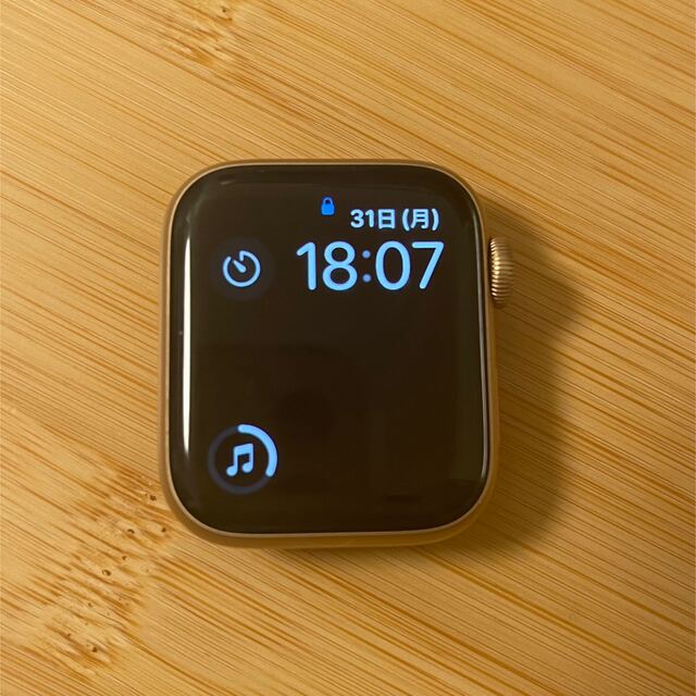 Apple Watch(アップルウォッチ)のApple Watch SE 40mm ゴールド アルミニウムケース 第1世代 レディースのファッション小物(腕時計)の商品写真