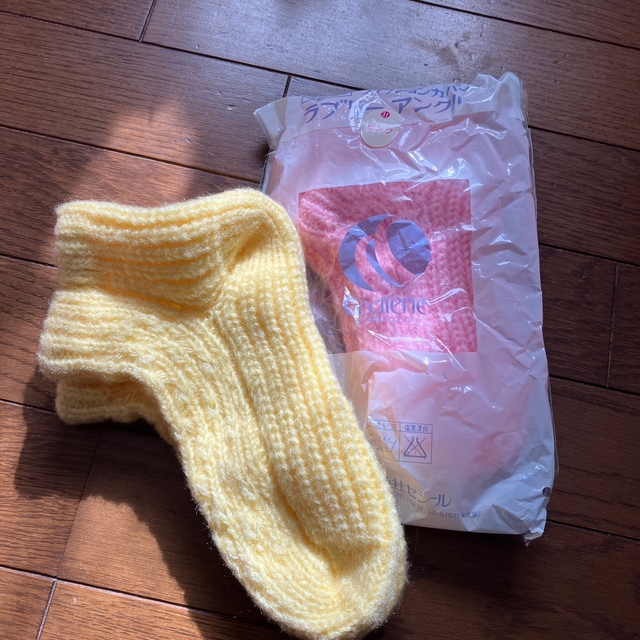 手編み風靴下　ピンクと黄色 レディースのレッグウェア(ソックス)の商品写真