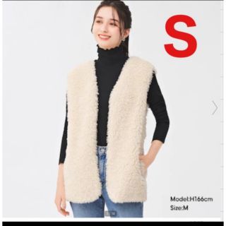 ジーユー(GU)のS ナチュラル　フェイクファーベスト+E 新品　ユニクロ　H&M ZARA(ベスト/ジレ)