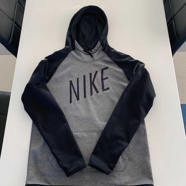 NIKE(ナイキ)のNIKE  ナイキパーカー　NIKEレディースパーカー　ナイキトレーナー レディースのトップス(パーカー)の商品写真