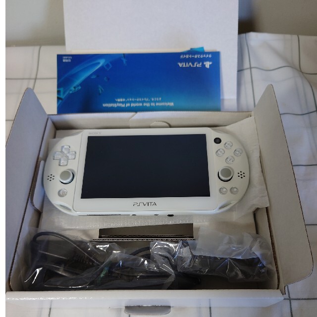 PlayStation Vita(プレイステーションヴィータ)の「PlayStation®Vita（PCH-2000シリーズ良品 エンタメ/ホビーのゲームソフト/ゲーム機本体(携帯用ゲーム機本体)の商品写真