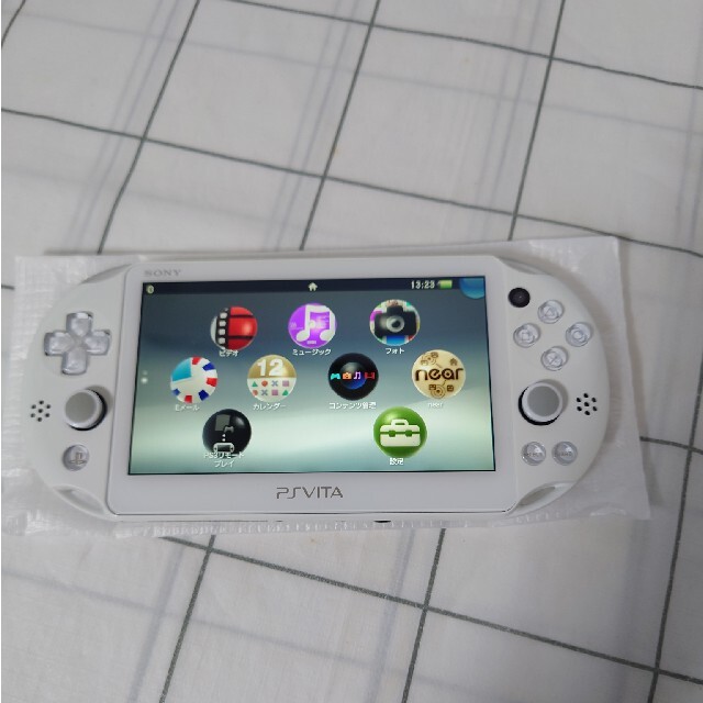 PlayStation Vita(プレイステーションヴィータ)の「PlayStation®Vita（PCH-2000シリーズ良品 エンタメ/ホビーのゲームソフト/ゲーム機本体(携帯用ゲーム機本体)の商品写真