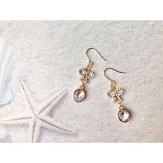 ハンドメイド　キラキラリボンとクリアなビジューのお姫様ピアス(ピアス)