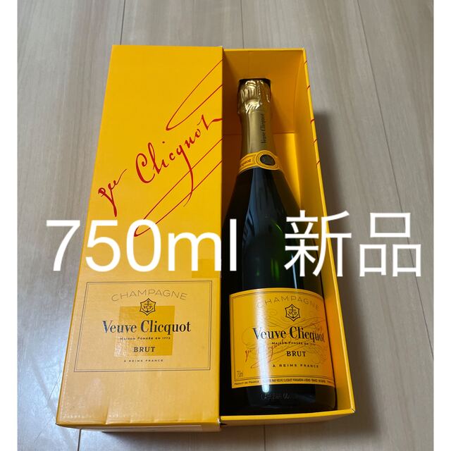 Dom Pérignon(ドンペリニヨン)のヴーヴクリコ　　イエローラベル　750ml 食品/飲料/酒の酒(シャンパン/スパークリングワイン)の商品写真