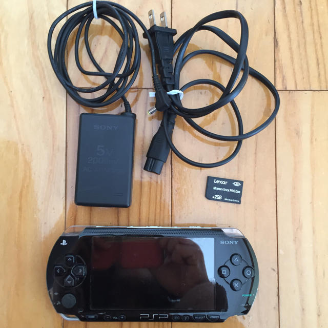 SONY(ソニー)のプレイステーションポータブル PSP1000 本体 メモリースティック付 エンタメ/ホビーのゲームソフト/ゲーム機本体(携帯用ゲーム機本体)の商品写真