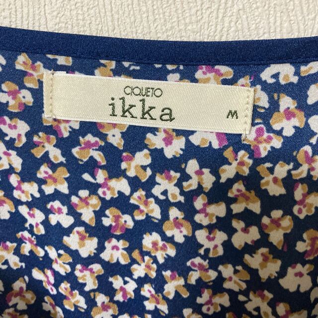 ikka(イッカ)の落ち感のある編み上げデザインの小花柄ロングワンピース レディースのワンピース(ロングワンピース/マキシワンピース)の商品写真