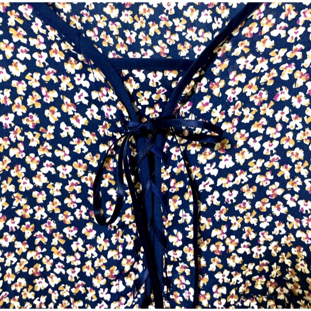 ikka(イッカ)の落ち感のある編み上げデザインの小花柄ロングワンピース レディースのワンピース(ロングワンピース/マキシワンピース)の商品写真