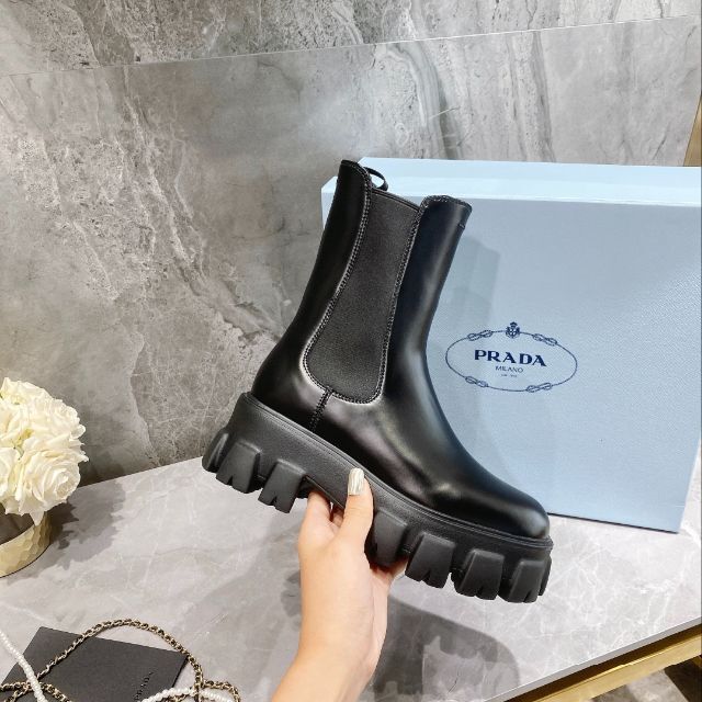 PRADA プラダプラダ モノリス ブラッシュドレザー ブーティー 商品の