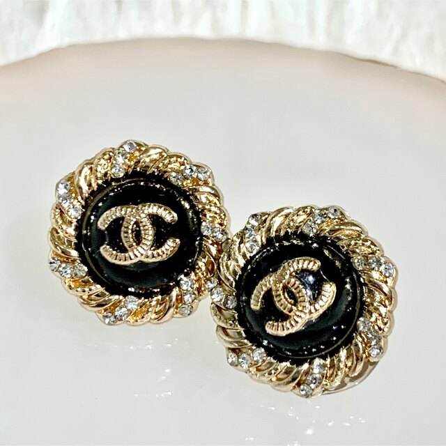 CHANEL ボタンピアス