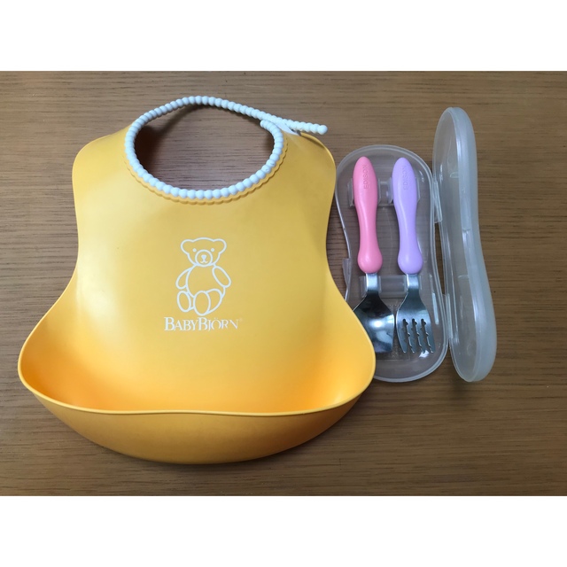 BABYBJORN(ベビービョルン)の【中古品☆送料無料❗️】離乳食スタイ&カトラリーセット キッズ/ベビー/マタニティのこども用ファッション小物(ベビースタイ/よだれかけ)の商品写真