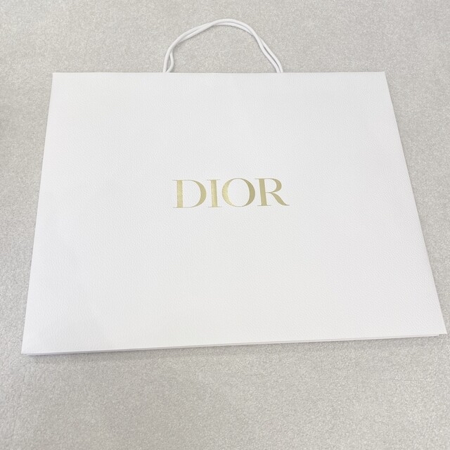 女ウケも良くかっこいいのでぜひDior服　Diorの紙袋付き