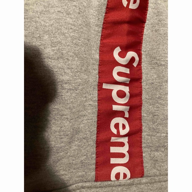 登坂着Supreme Logo Tape Zip Upスウェットパーカー