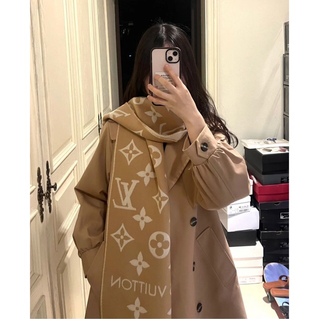 LOUIS VUITTON(ルイヴィトン)のクーポン期間値下げ！ルイヴィトン  マフラー　 レディースのファッション小物(マフラー/ショール)の商品写真