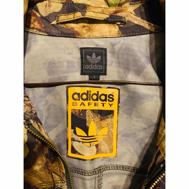 adidas(アディダス)のadidas originals ナイロンジャケット Mサイズ カモ camo メンズのジャケット/アウター(ナイロンジャケット)の商品写真