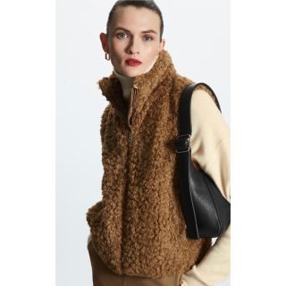 ザラ(ZARA)のCOS TEDDY ZIP-UP GILET テディジッパージレ(ベスト/ジレ)