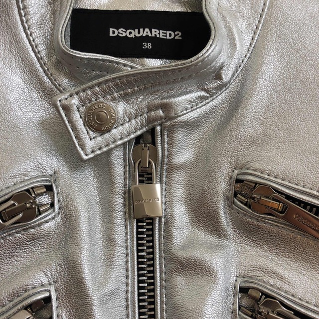 DSQUARED2(ディースクエアード)の定価約35万・シルバーカラー・新品未使用DSQUARED2バイカージャケット レディースのジャケット/アウター(ライダースジャケット)の商品写真