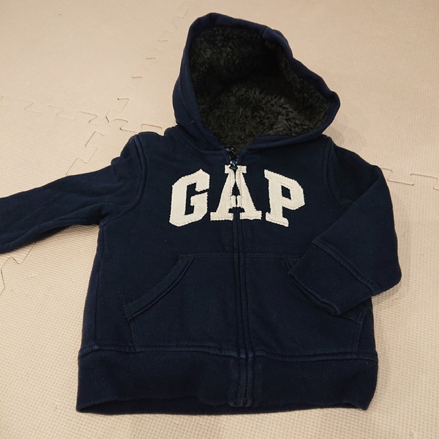 babyGAP(ベビーギャップ)のbabyGAP モコモコパーカー95 キッズ/ベビー/マタニティのキッズ服男の子用(90cm~)(ジャケット/上着)の商品写真