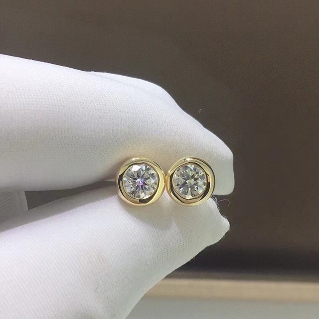 ファッションデザイナー ~【 newデザイン】輝くモアサナイト ピアス