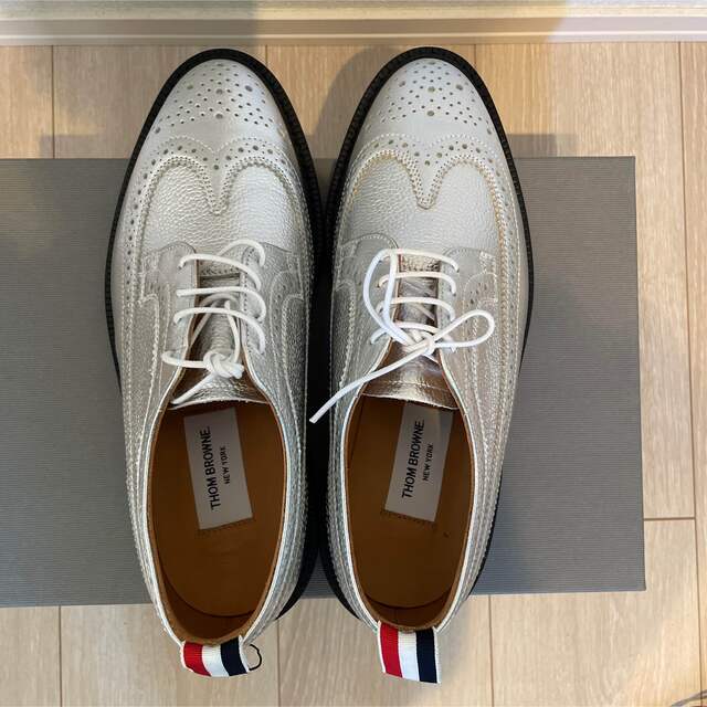 THOM BROWNE(トムブラウン)のトムブラウン　THOM BROWNE  ウィングチップ　シルバー メンズの靴/シューズ(ドレス/ビジネス)の商品写真