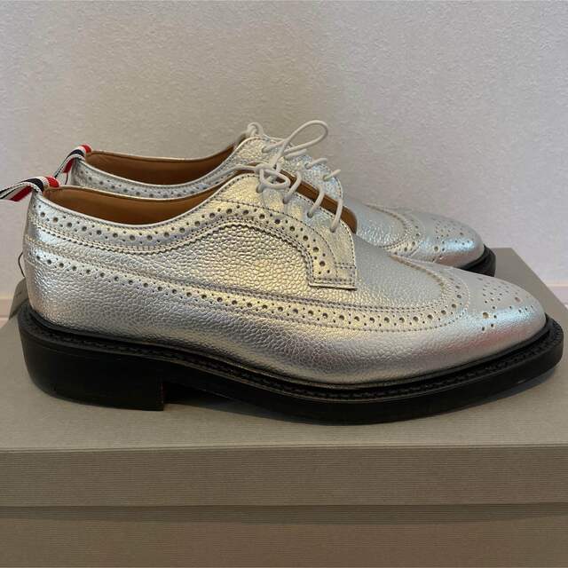 THOM BROWNE(トムブラウン)のトムブラウン　THOM BROWNE  ウィングチップ　シルバー メンズの靴/シューズ(ドレス/ビジネス)の商品写真