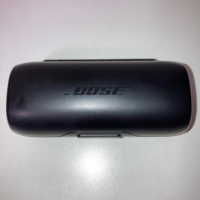 BOSE(ボーズ)のBOSE SoundSport FREE  ブラック　充電ケース　充電器 スマホ/家電/カメラのオーディオ機器(ヘッドフォン/イヤフォン)の商品写真