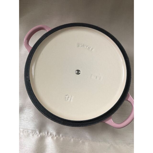 LE CREUSET(ルクルーゼ)の【中古品】ル・クルーゼ　18cm ホーロー　鍋　ピンク系 インテリア/住まい/日用品のキッチン/食器(鍋/フライパン)の商品写真