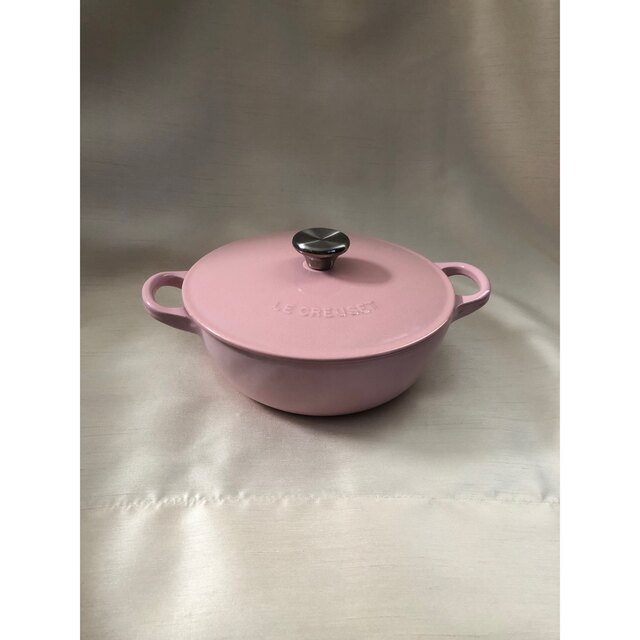 LE CREUSET(ルクルーゼ)の【中古品】ル・クルーゼ　18cm ホーロー　鍋　ピンク系 インテリア/住まい/日用品のキッチン/食器(鍋/フライパン)の商品写真