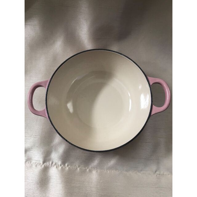 LE CREUSET(ルクルーゼ)の【中古品】ル・クルーゼ　18cm ホーロー　鍋　ピンク系 インテリア/住まい/日用品のキッチン/食器(鍋/フライパン)の商品写真